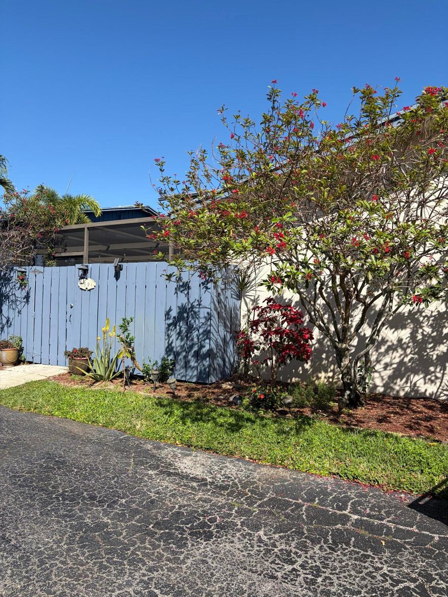 Beautiful Town House,  with 1 bedroom and full bathroom in the main floor and 2 bedrooms and bathroom upstair.  Big living room and dining.  Nice courtyard to entertain.  Close to everything.