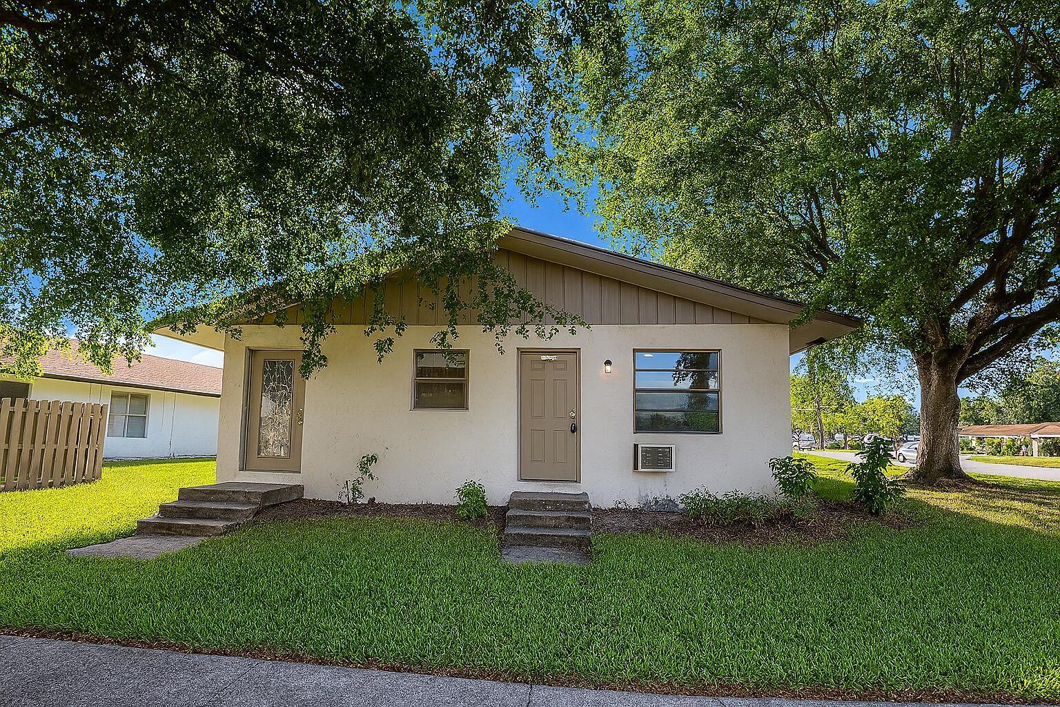 This studio apartment offers a cozy, open-concept living space. Enjoy the convenience of an assigned parking spot and the simplicity of all-electric appliances., it's ideal for those seeking comfort and efficiency in a desirable location. Don't miss this opportunity to make it your new home!