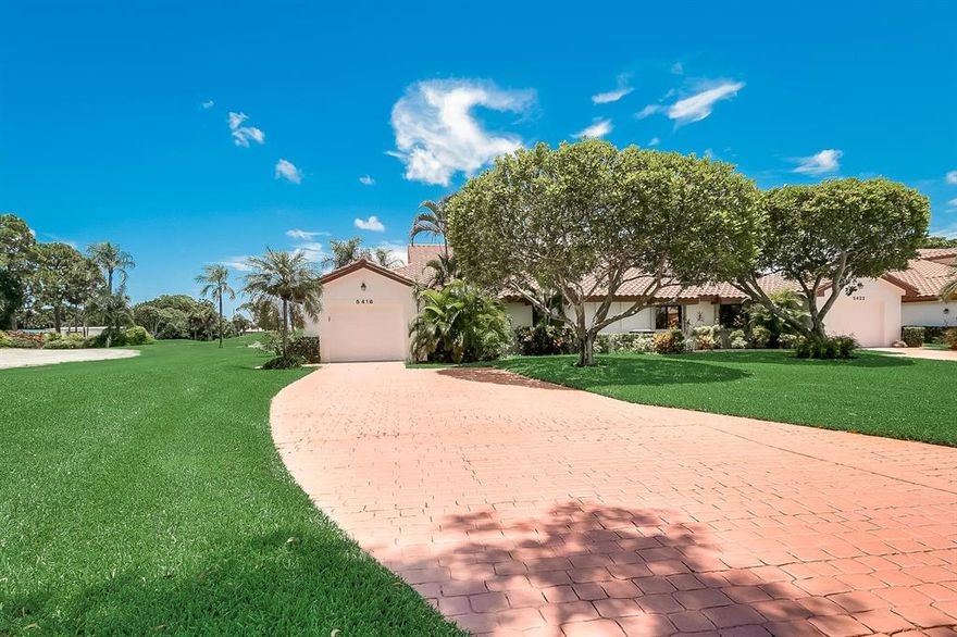 GORGEOUS, TOTALLY RENOVATED 3 BEDROOM 2.5 BATHROOM VILLA, END UNIT, IN A GATED COUNTRY CLUB COMMUNITY.  STAINLESS STEEL APPLIANCES,STUNNING LAMINATE WOOD FLOORING ALL WITH AN EXTENDED LIVING AREA.  BEAUTIFUL GOLF COURSE VIEW WON'T LAST LONG...MUST SEE!!