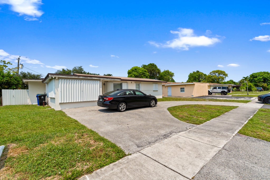 Photo of 270 Iowa Avenue, Fort Lauderdale, FL 33312 (MLS # B26044035)