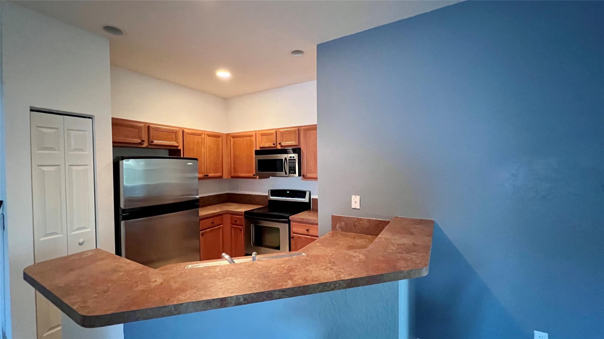 BEST PRICE !!Freshly painted, Spacious 2nd story 3/2 with 1 car garage townhome with wood flooring Living
room and carpeted bedrooms, kitchen with stainless steel appliances. remodel bathroom. their Is also
beautiful garden view from the balcony. close to shopping & restaurants, A rated schools
