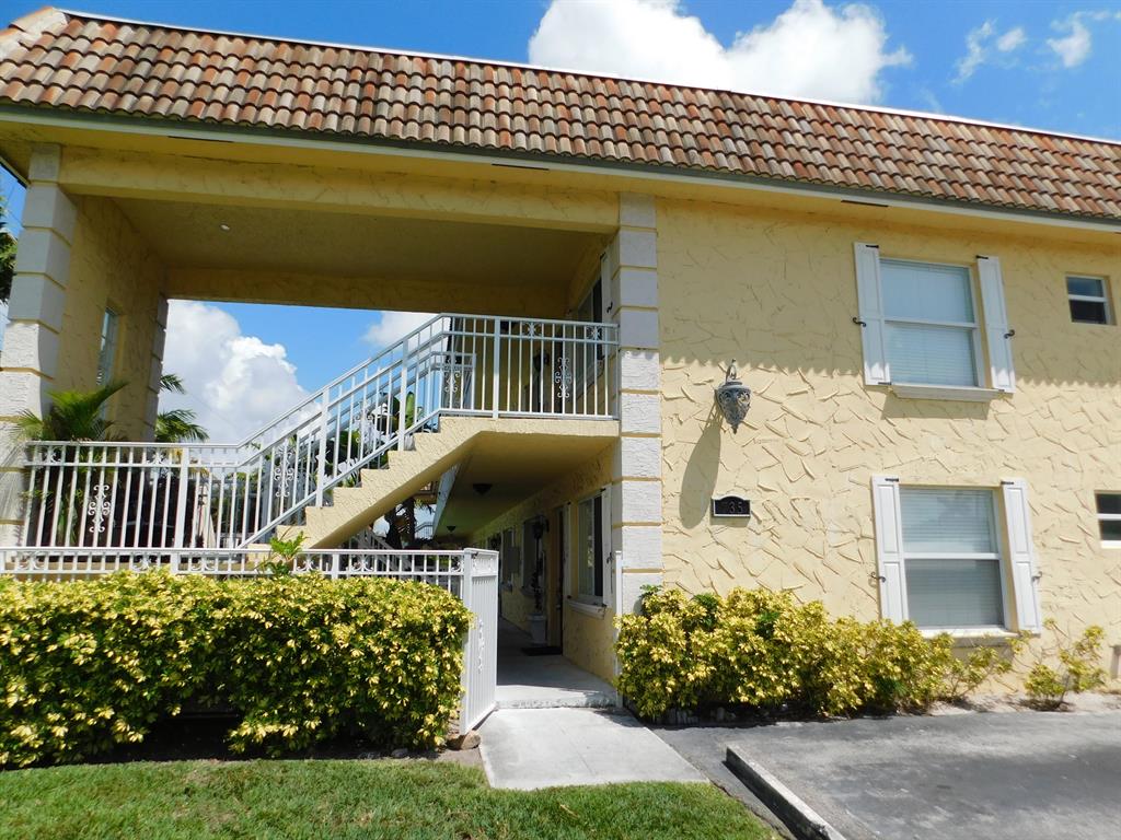 Very nice first floor one bed, one and a half bath apartment. Peaceful area on the Earman River with pool access and dock available for lease $200 a month. Pets allowed. Personal Trucks okay.