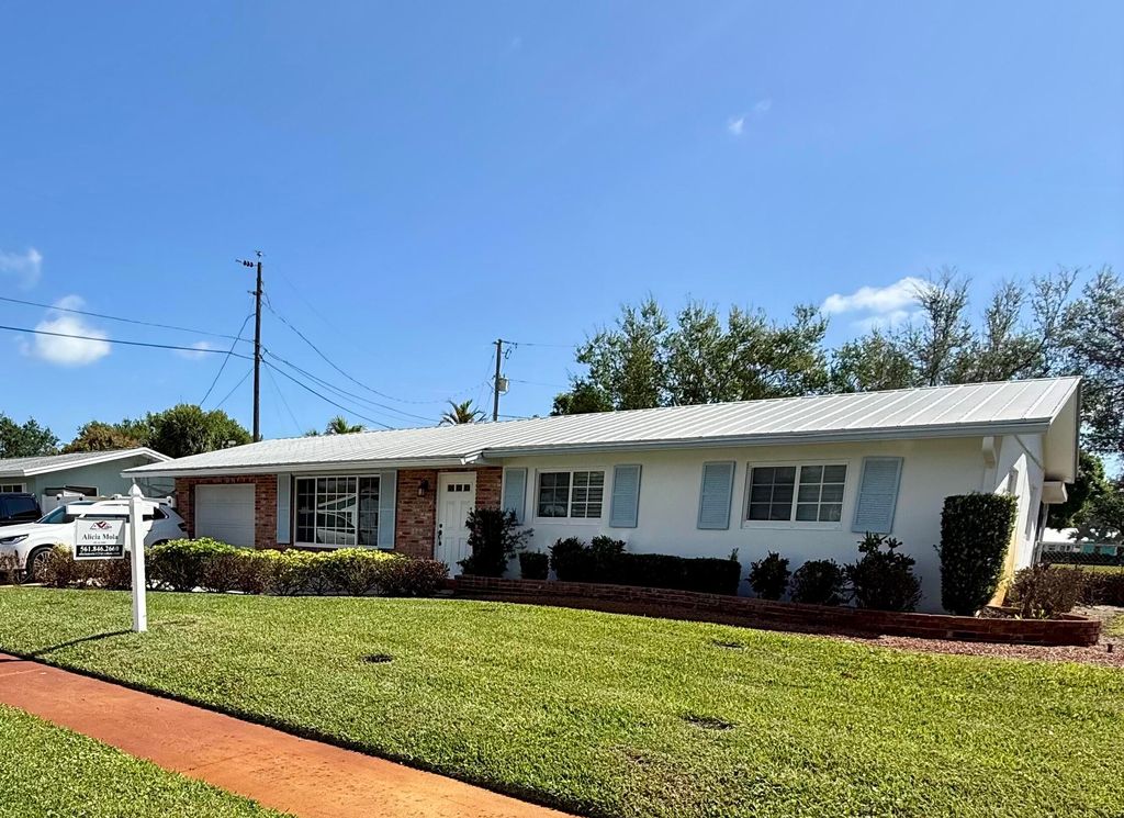 Photo of 24 Pinetree Circle, Tequesta, FL 33469 (MLS # B26000018)