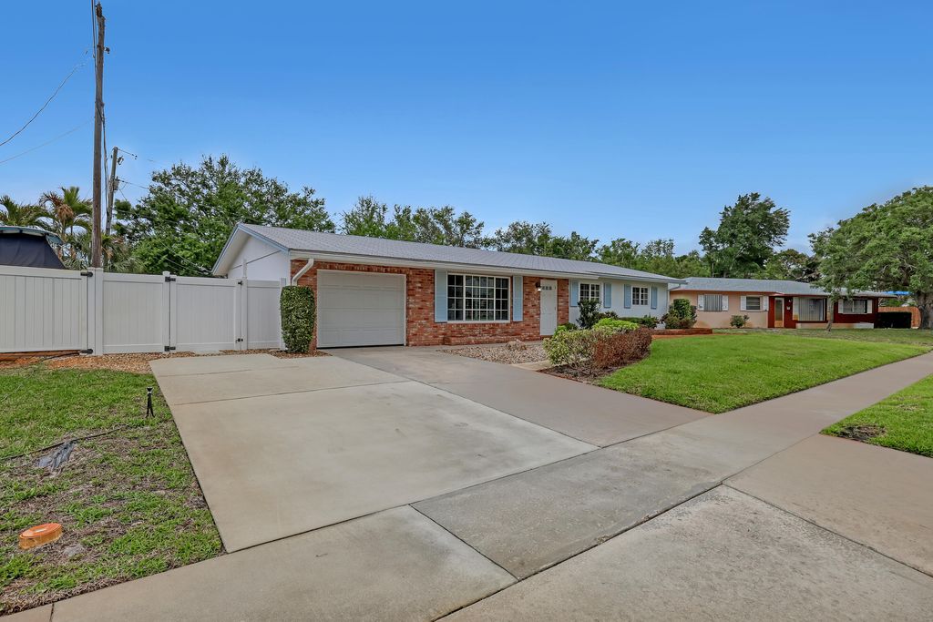 Photo of 24 Pinetree Circle, Tequesta, FL 33469 (MLS # B26000018)