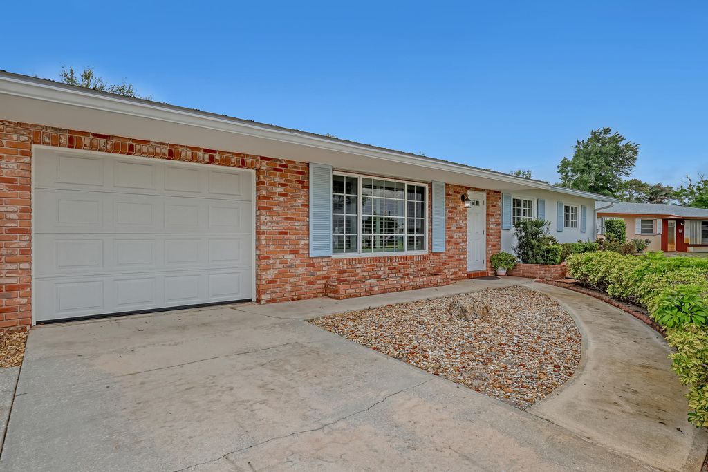 Photo of 24 Pinetree Circle, Tequesta, FL 33469 (MLS # B26000018)
