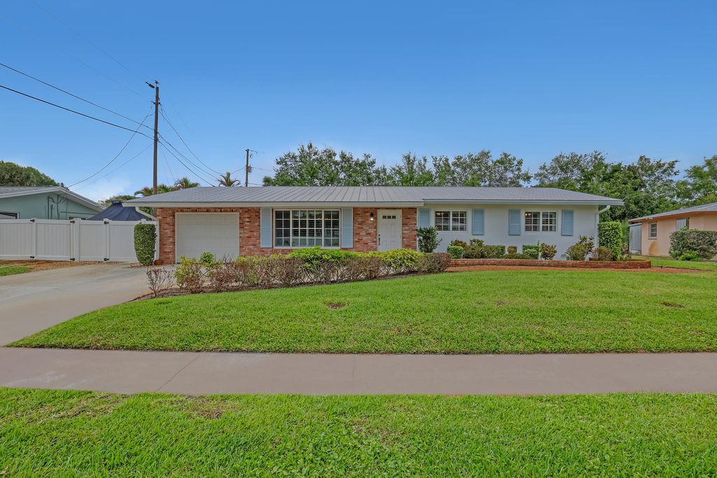 Photo of 24 Pinetree Circle, Tequesta, FL 33469 (MLS # B26000018)