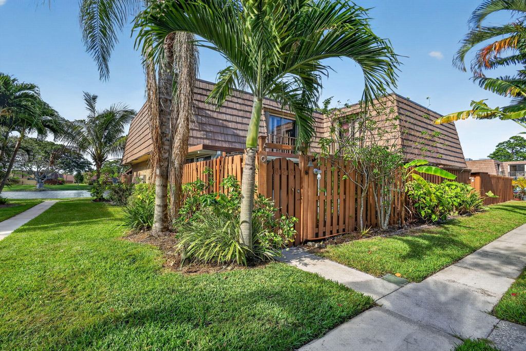 Photo of 623 Springdale Circle, Palm Springs, FL 33461 (MLS # B26024881)