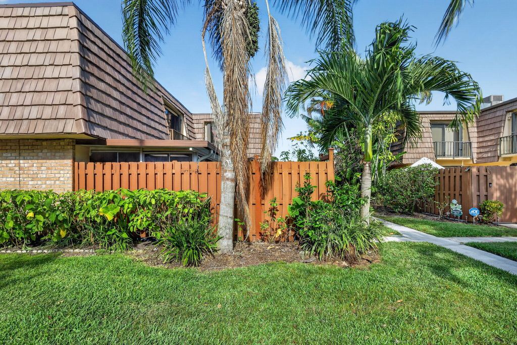 Photo of 623 Springdale Circle, Palm Springs, FL 33461 (MLS # B26024881)