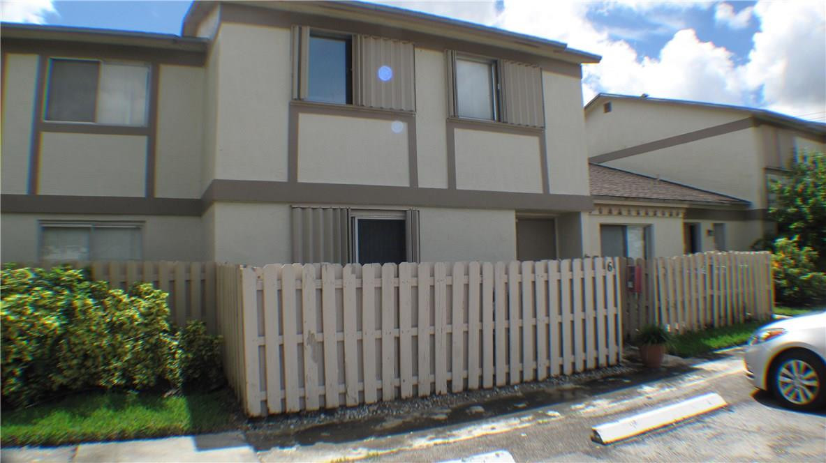 COUNTRY SQUIRES TOWNHOMES - Residential