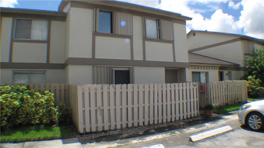 COUNTRY SQUIRES TOWNHOMES - Residential