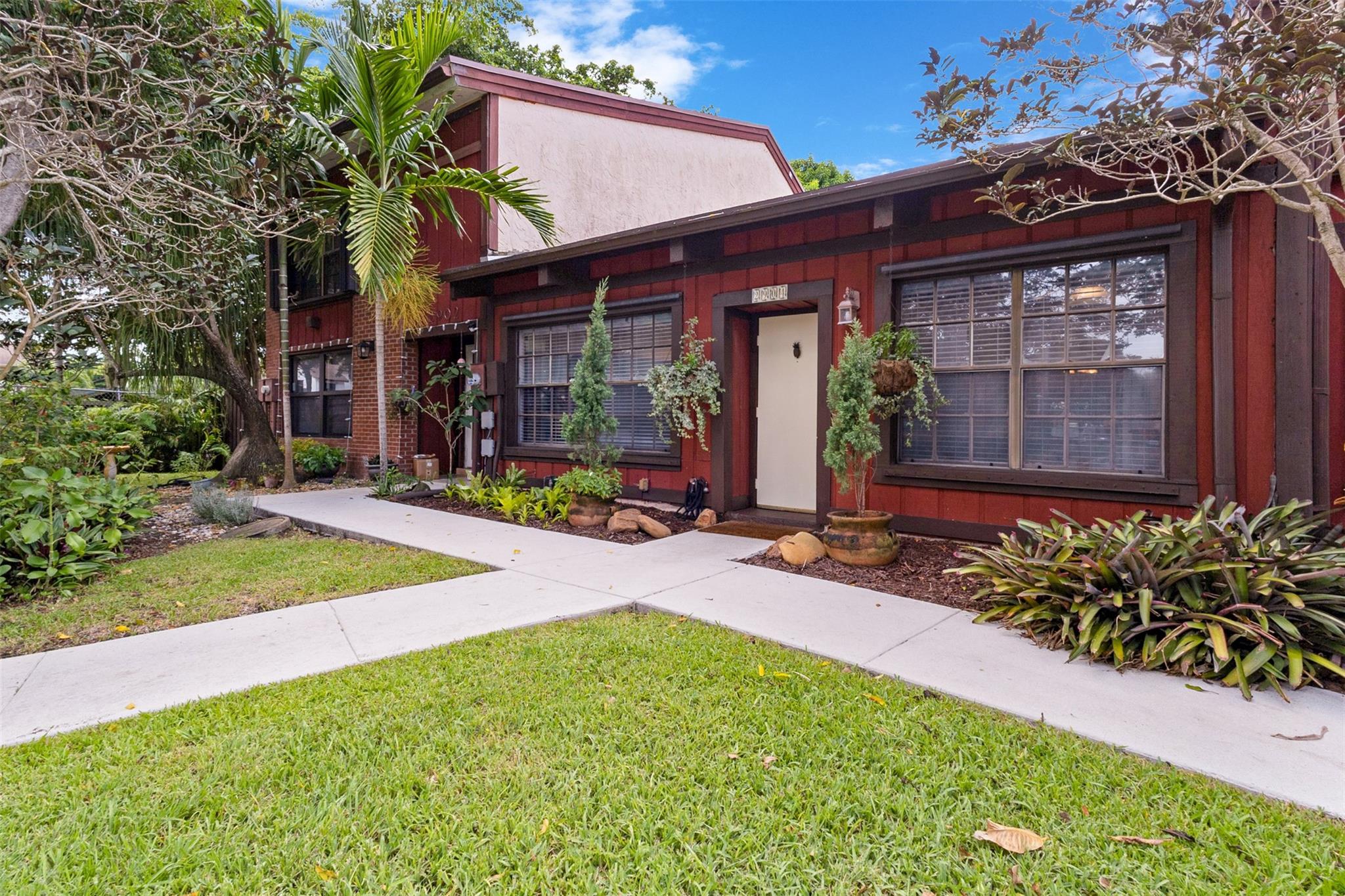 2904 N 35th Ter 2904