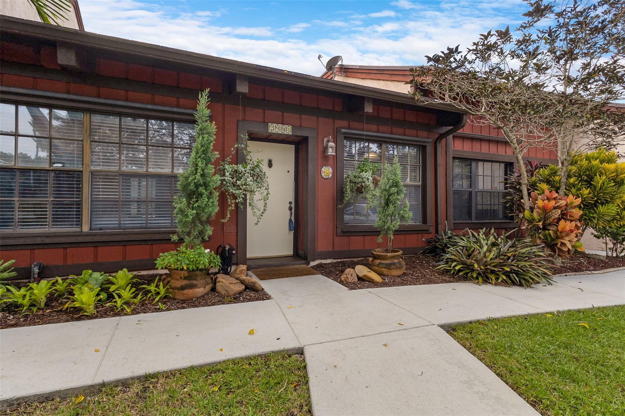 2904 N 35th Ter 2904