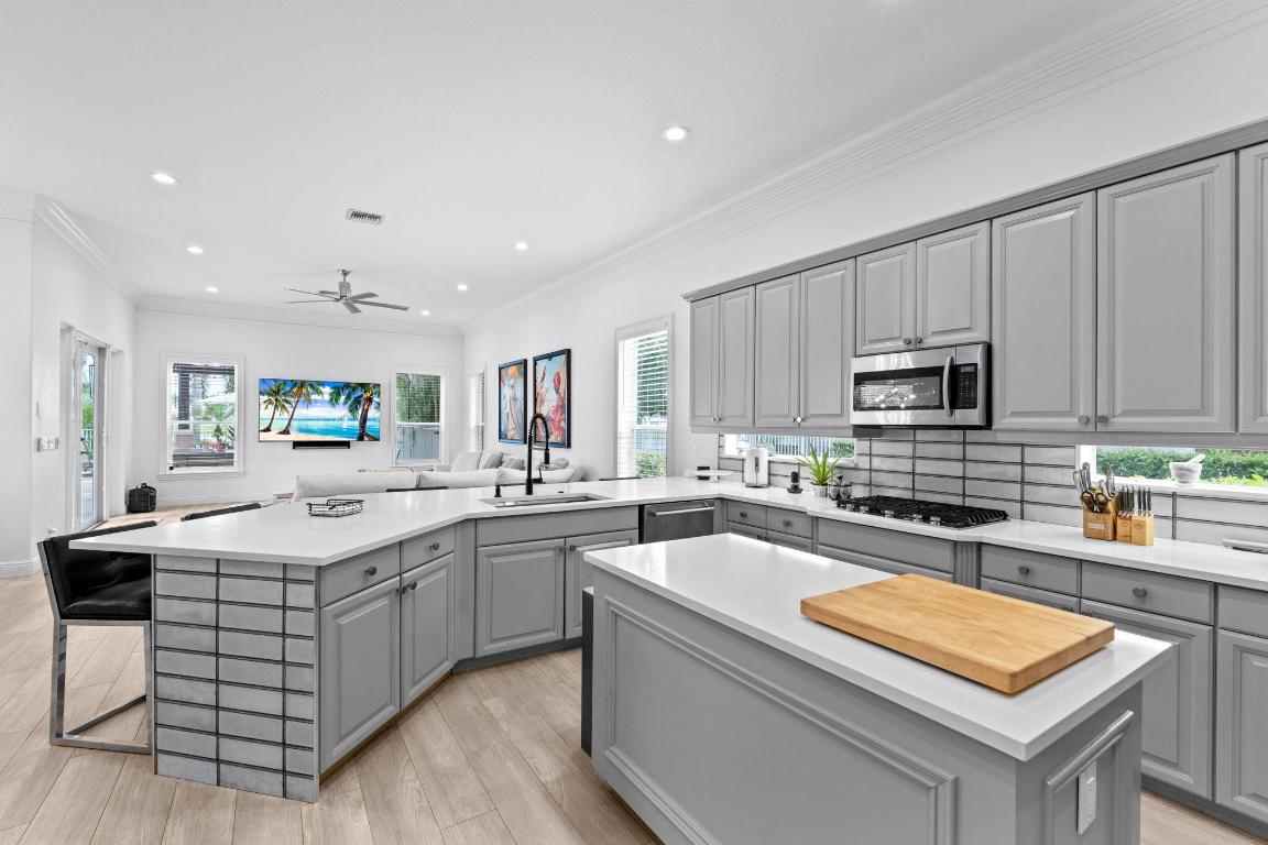 EQUESTRIAN CLUB - Residential Lease