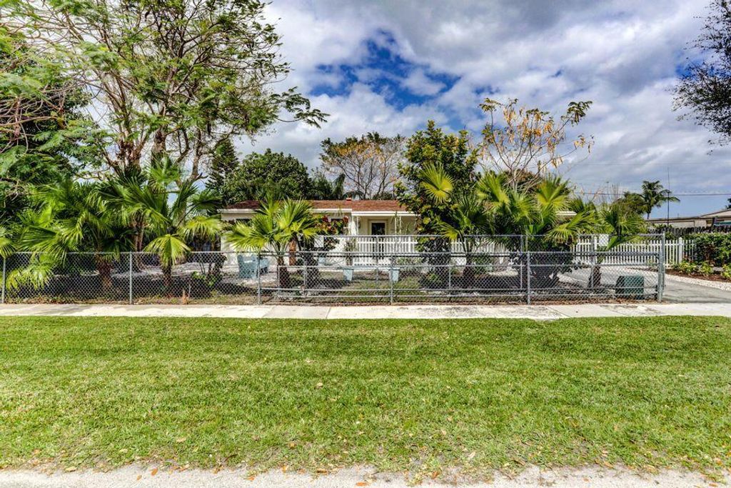 Photo of 4133 Rochester Street, Palm Beach Gardens, FL 33410 (MLS # R10822096)