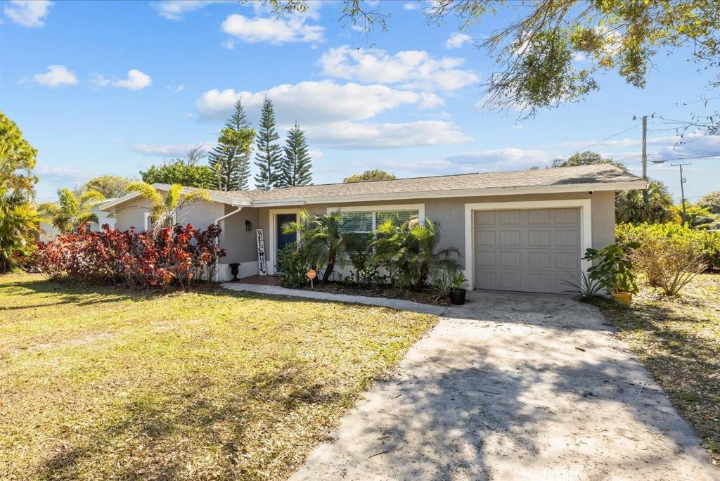 Photo of 907 Antigua Avenue, Fort Pierce, FL 34982 (MLS # R11158805)