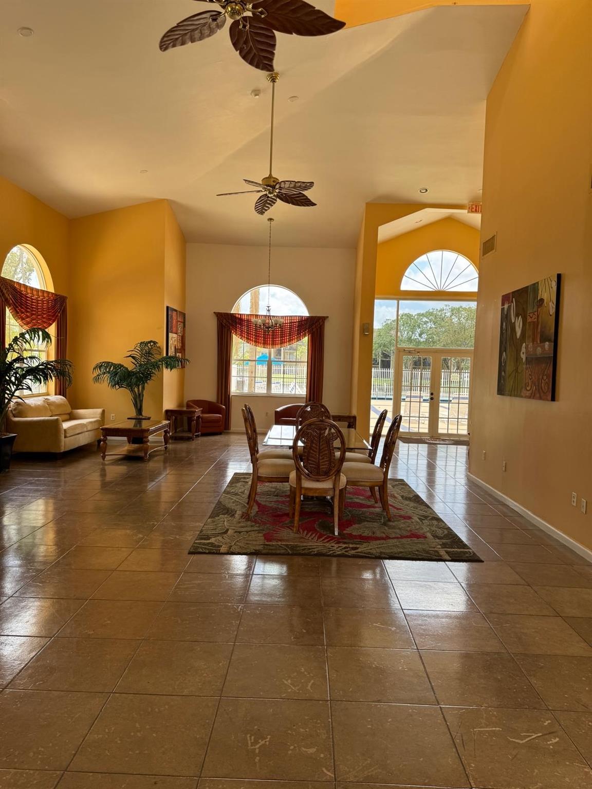 9457 Palm Cir