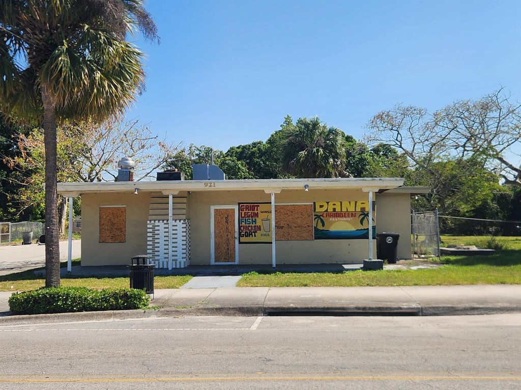 Photo of 921 Avenue D, Fort Pierce, FL (MLS # R11082301)