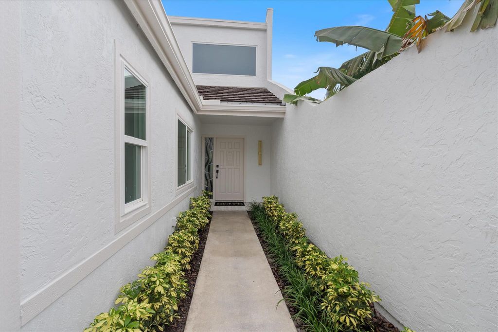 Photo of 17060 Traverse Circle, Jupiter, FL 33477 (MLS # R11126076)
