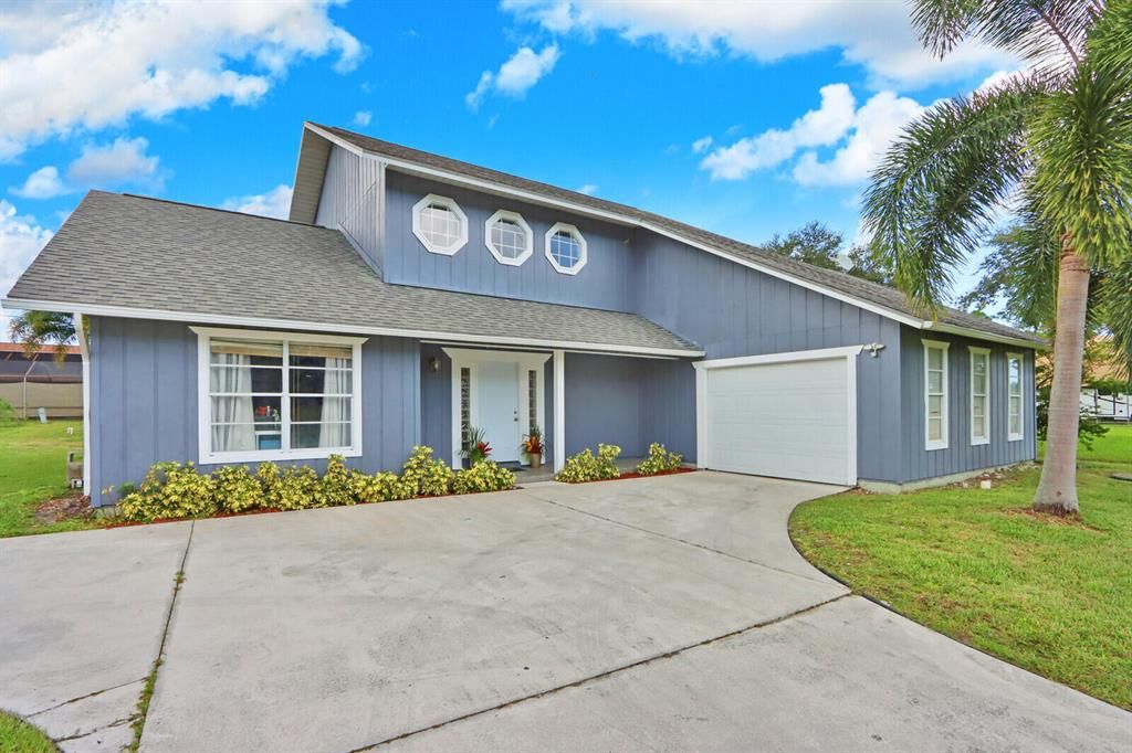 Photo of 887 SE Sweetbay Avenue, Port Saint Lucie, FL 34983 (MLS # R10742348)