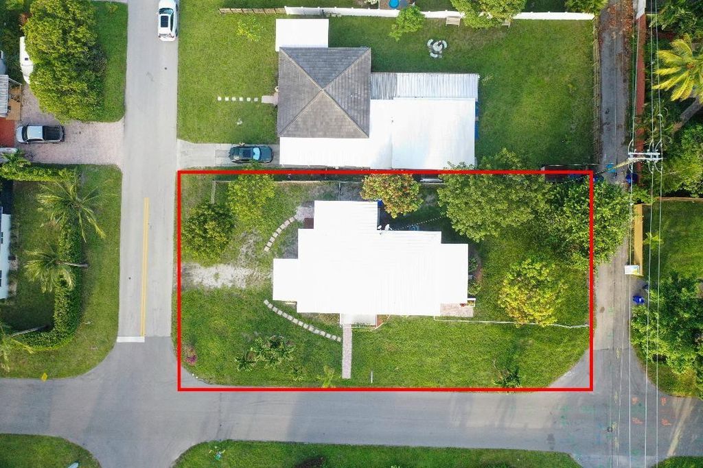 Photo of 1107 S 15th Avenue, Hollywood, FL 33020 (MLS # B26019842)