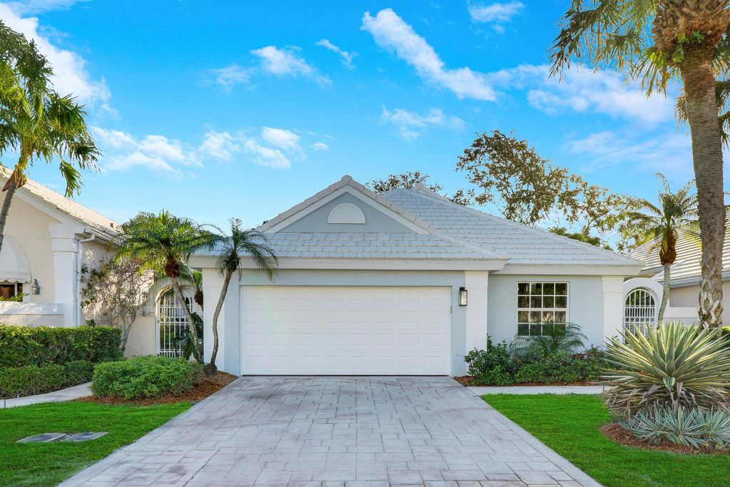 Photo of 17 Dorchester Circle, Palm Beach Gardens, FL 33418 (MLS # R10952814)