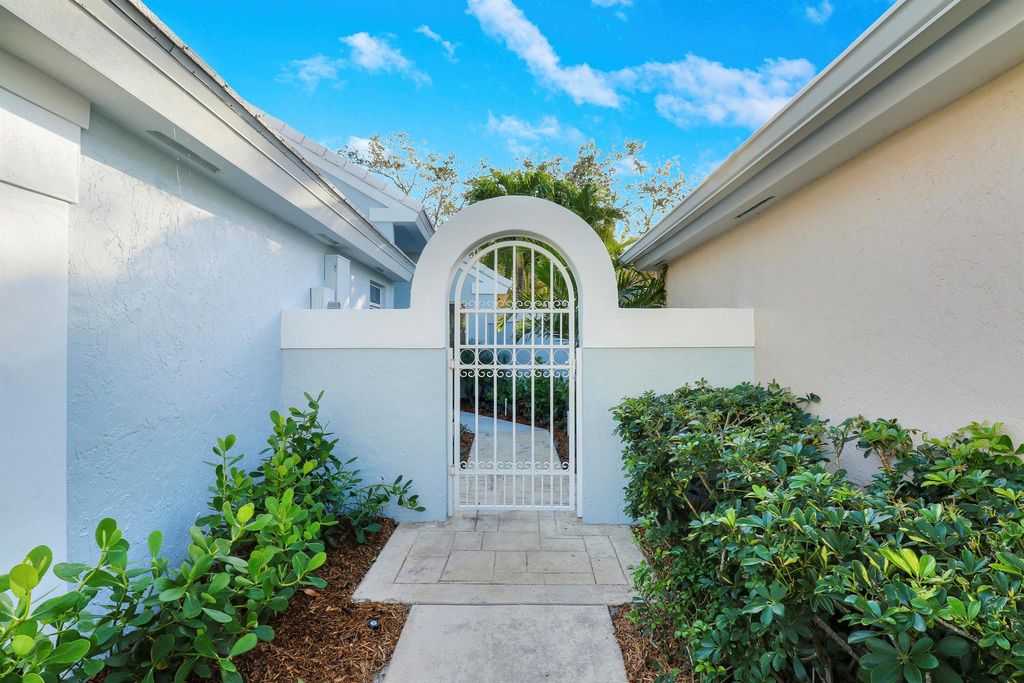 Photo of 17 Dorchester Circle, Palm Beach Gardens, FL 33418 (MLS # R10952814)