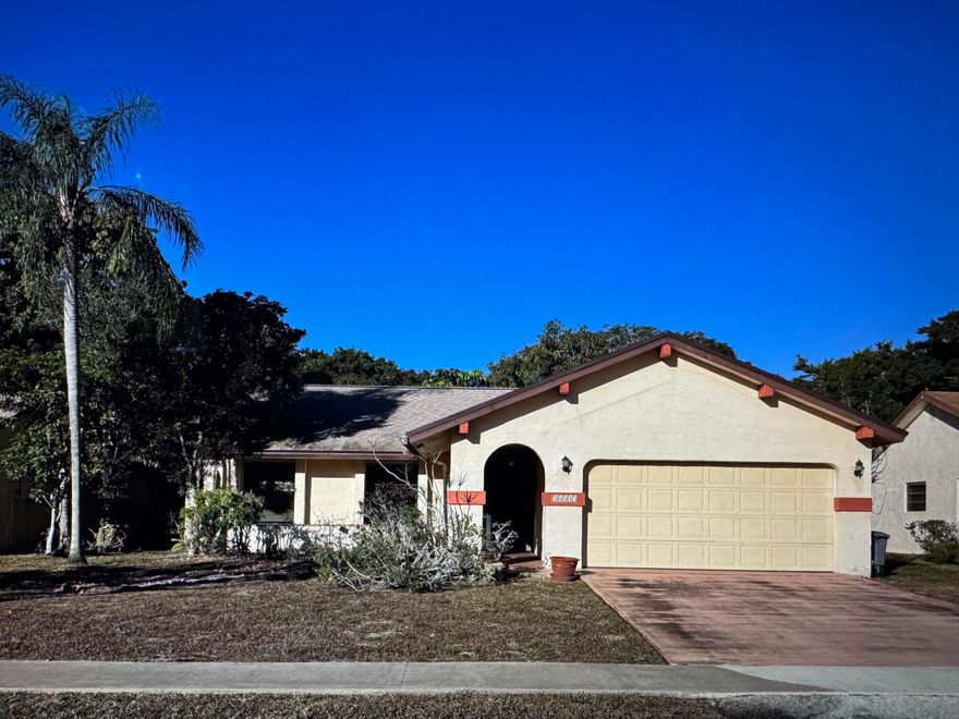 Highly Sought after 55+ Community of Greenbriar at Boca Chase. A beautiful park like setting , great amenities including a Club House, with a large resort style swimming pool, Tennis Courts , Low HOA Fees. 
3 Bedroom 2 Bath Home with a New Roof in 2025.
Vaulted Ceilings in living room, spacious Kitchen, Granite Counter tops