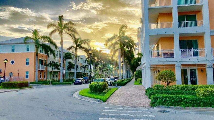 Beautiful Townhome on intracoastal 3 bedroom 2 1/2 baths 2 car garage wifi and cable included. 2 pools and professional gym Boat Docks available Five Star living!