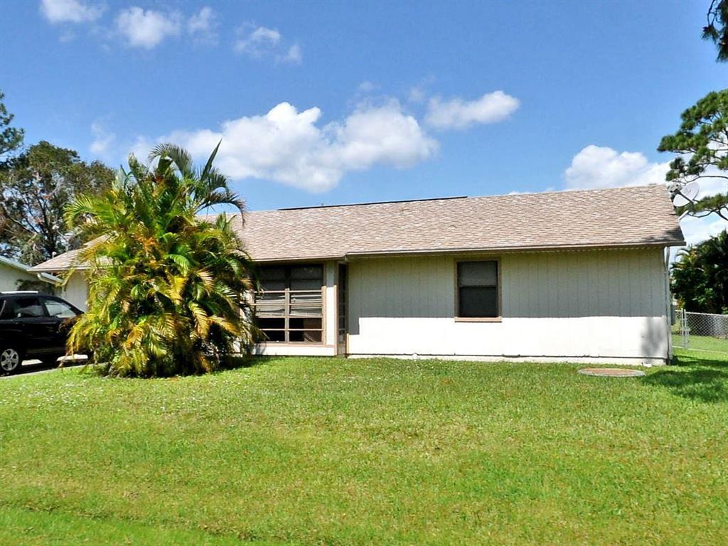Photo of 541 SW Duxbury Avenue, Port Saint Lucie, FL 34983 (MLS # R10824594)