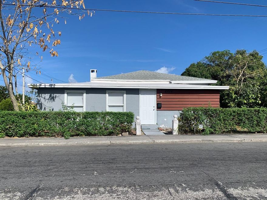 NiICE OPEN LAUOUT, 3 BEDROOM 2 BATH CORNER HOUSE, BRIGHT AND UP DATED, EXCELENT LOCATION, CLOSE TO SCHOOLS, TRI RAIL AND DOWNTOWN WEST PALM BEACH.