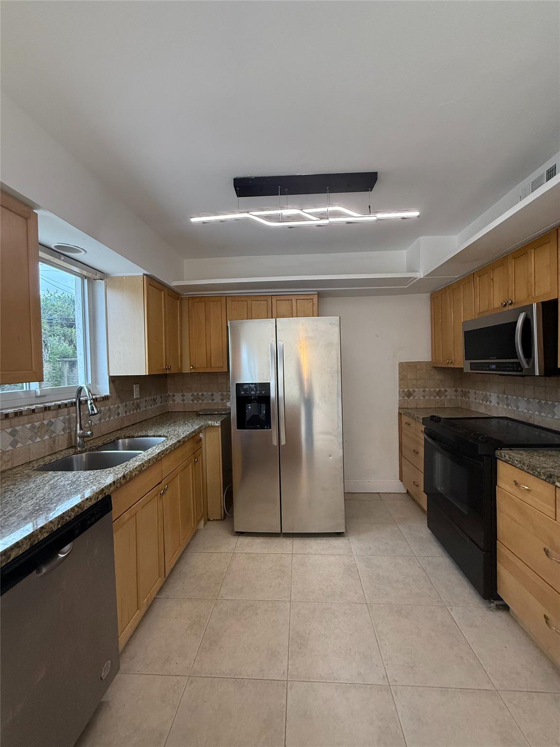 COUNTRY CLUB ESTATES UNIT - Residential Lease