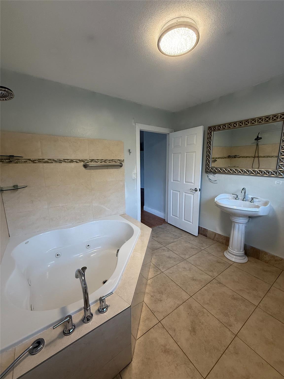 COUNTRY CLUB ESTATES UNIT - Residential Lease