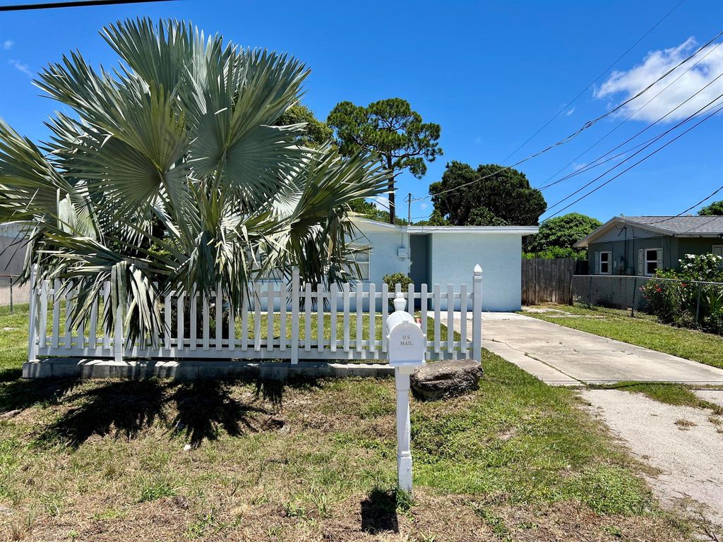 Photo of 948 Kanner Drive, Fort Pierce, FL 34982 (MLS # R11002009)