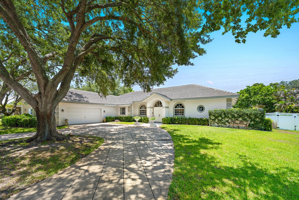 Photo of 3 SE Loggerhead Lane, Tequesta, FL 33469 (MLS # B26058155)