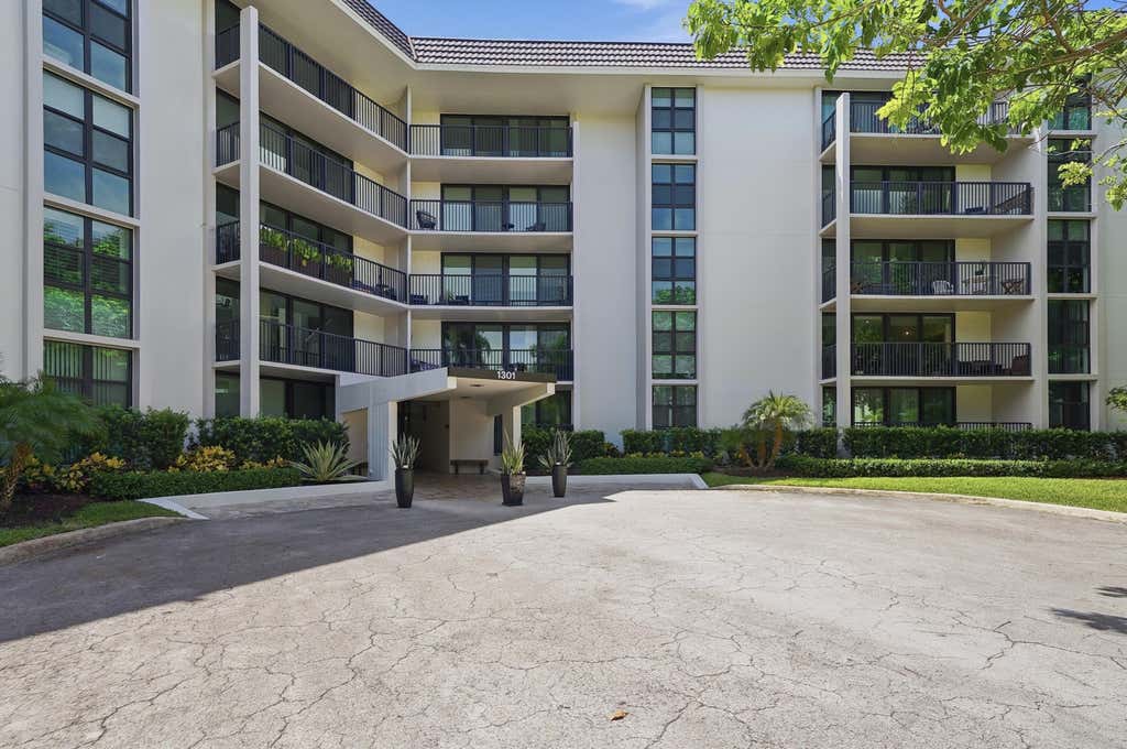 Photo of 1301 RIVER REACH Drive #514, Fort Lauderdale, FL 33315 (MLS # B26064237)