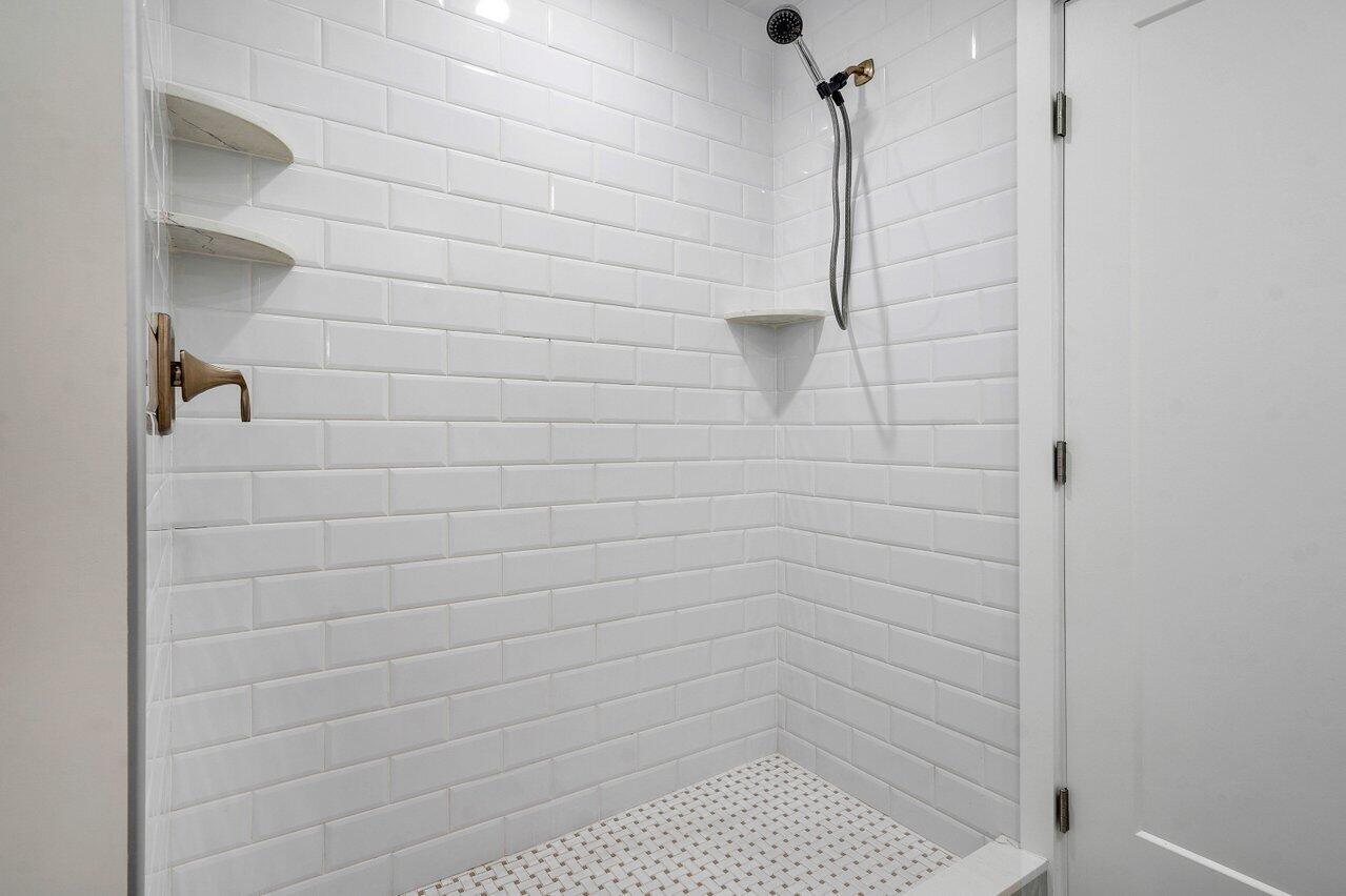 LAKE SHORE ESTATES - Residential Lease