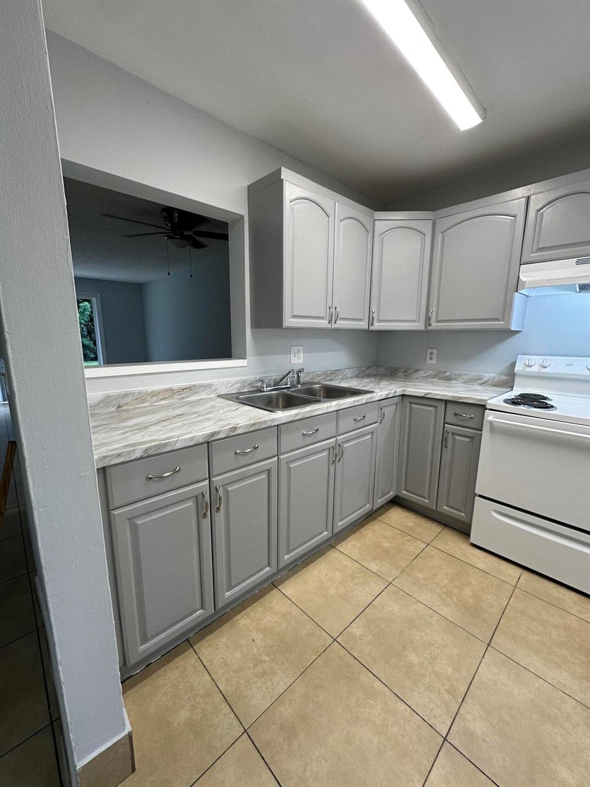 DIXIELAND - Residential Lease