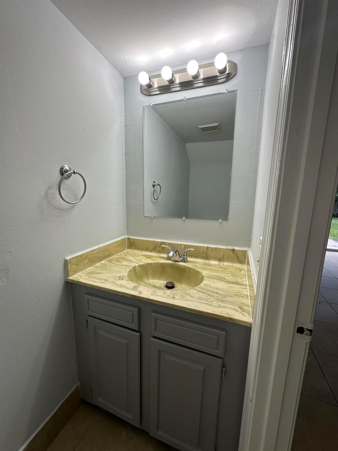 DIXIELAND - Residential Lease