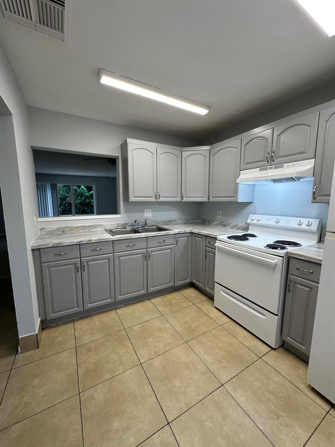 DIXIELAND - Residential Lease