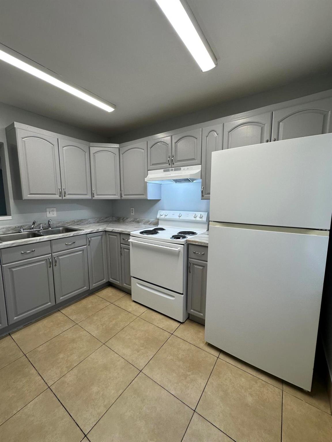 DIXIELAND - Residential Lease