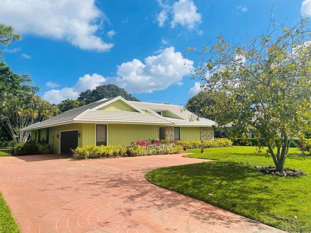 Photo of 2 Graemoor Terrace, Palm Beach Gardens, FL 33418 (MLS # R10700616)