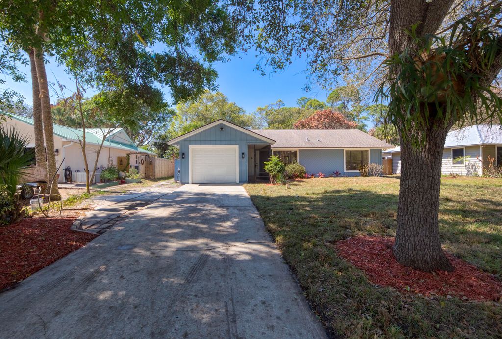 Photo of 945 SW 33rd Avenue, Vero Beach, FL 32968 (MLS # R11167007)