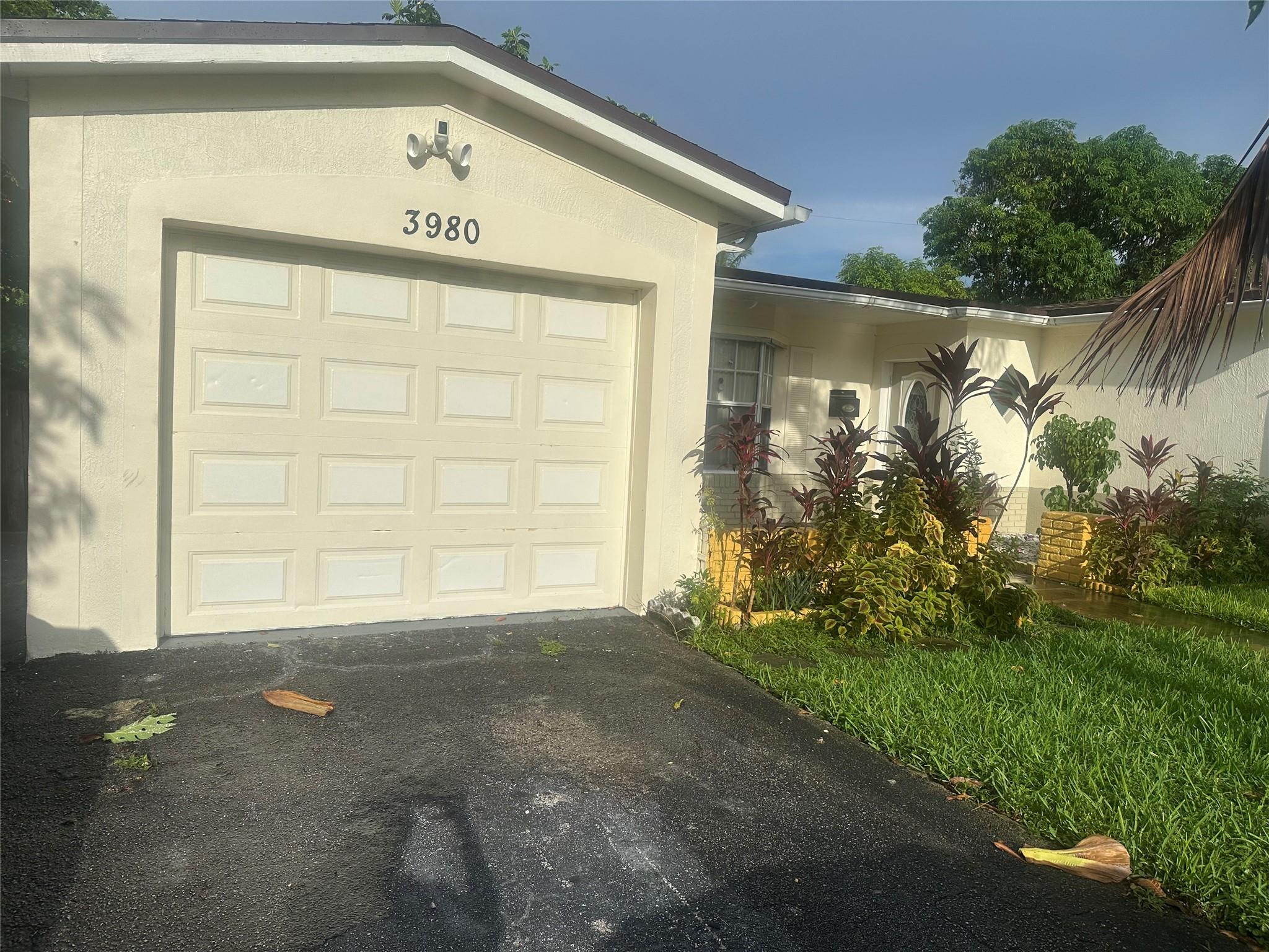 GORGEOUS 3 BEDROOMS AND 2 BATHS, READY TO MOVE IN , WITH NEW A/C UNIT, CLOSE TO ALL MAJOR SUPERMARKETS, BEACHES AND HIGHWAYS,WITH A DECENT SIZE EFFICIENCY, SHOW BY APPOINTMENT ONLY, 24 HOUR NOTICE, CALL LISTING AGENT, SEE BROKER REMARKS. SELLER WILL NEED 30 DAYS POST CLOSING.