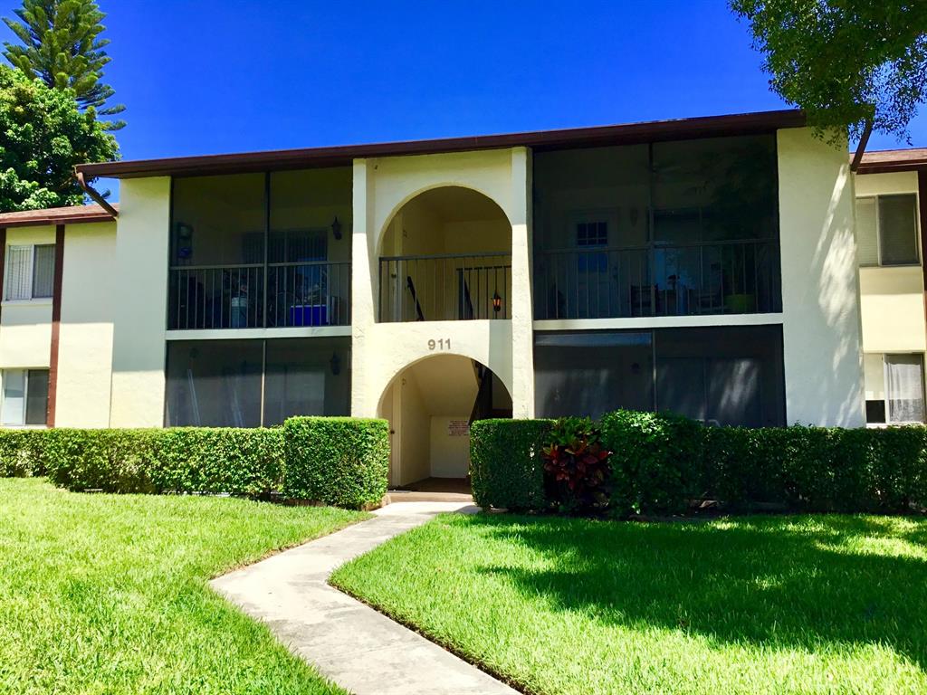 No age restriction in this townhome, gated neighborhood in central West Palm Beach. Can accommodate 4 occupants on the first floor with plenty storage. Condo association requires 620 credit score.