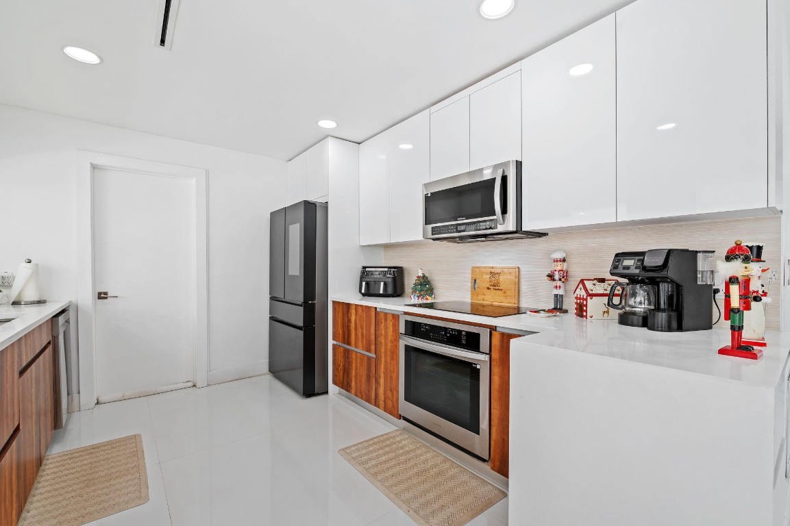 Hollywood Hills 6-22 B - Residential