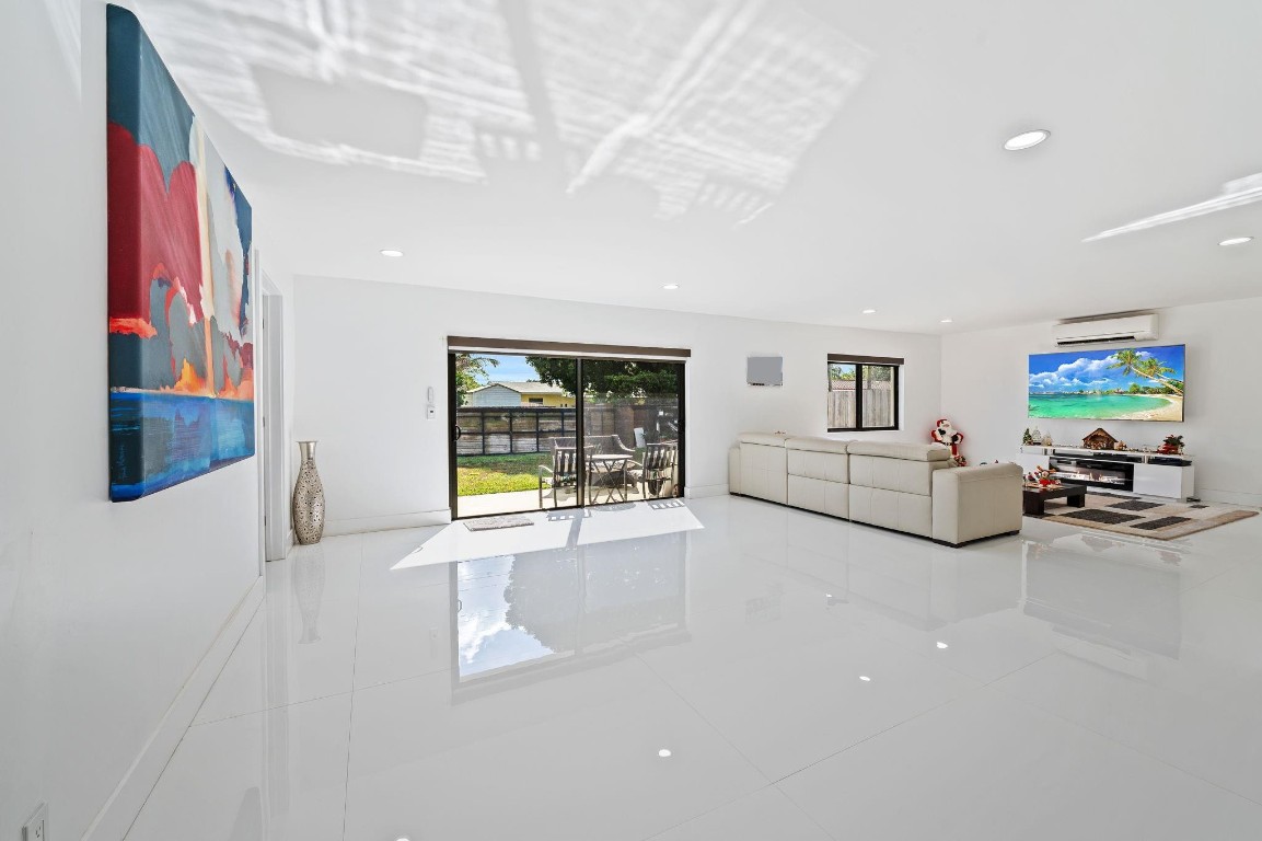 Hollywood Hills 6-22 B - Residential