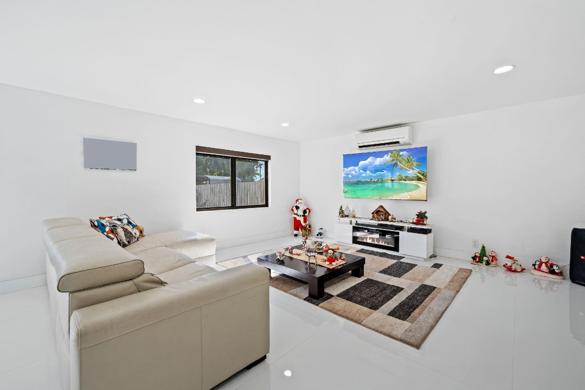 Hollywood Hills 6-22 B - Residential