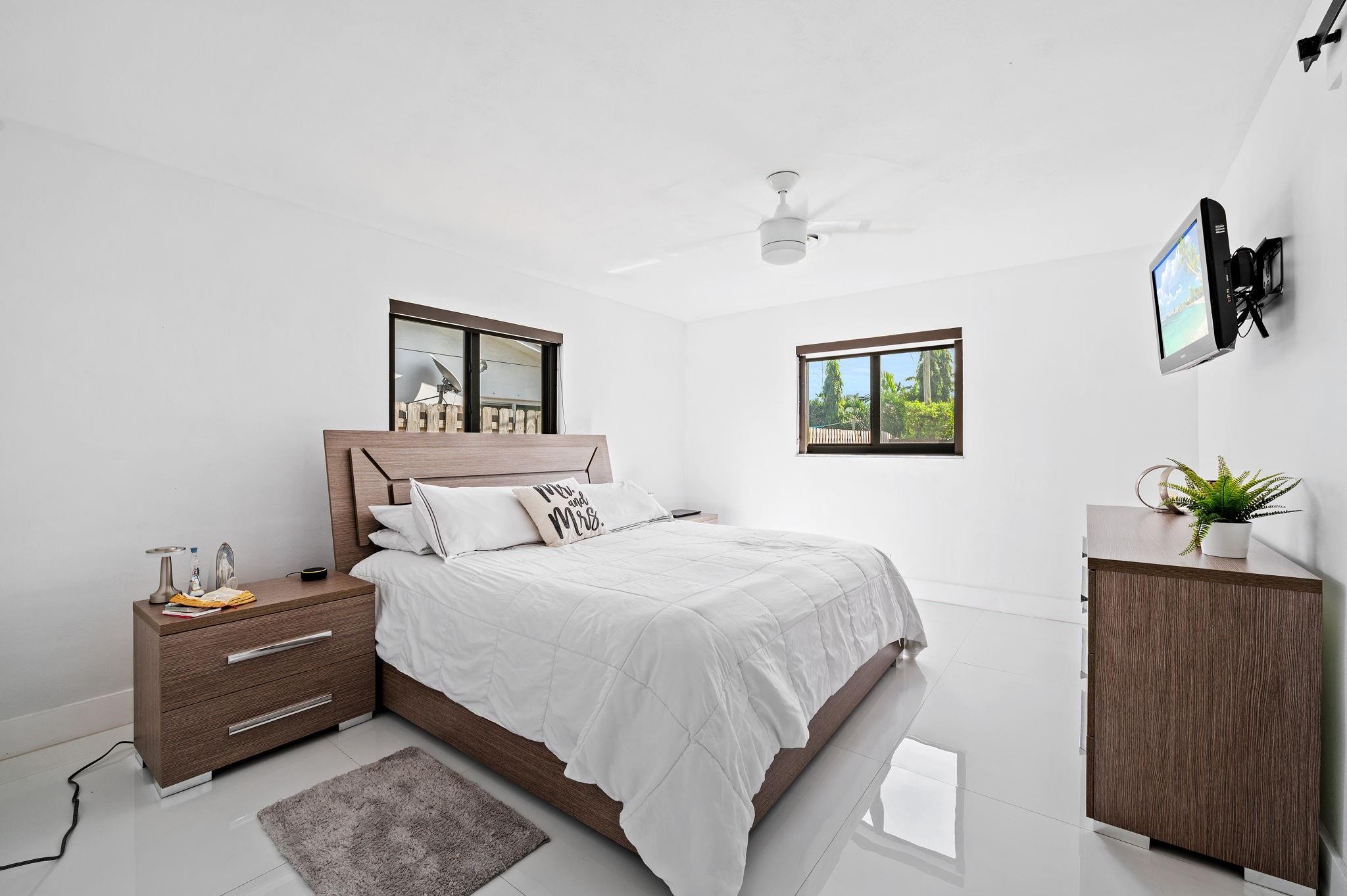 Hollywood Hills 6-22 B - Residential