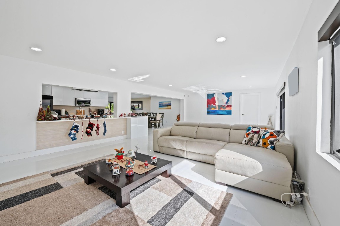 Hollywood Hills 6-22 B - Residential