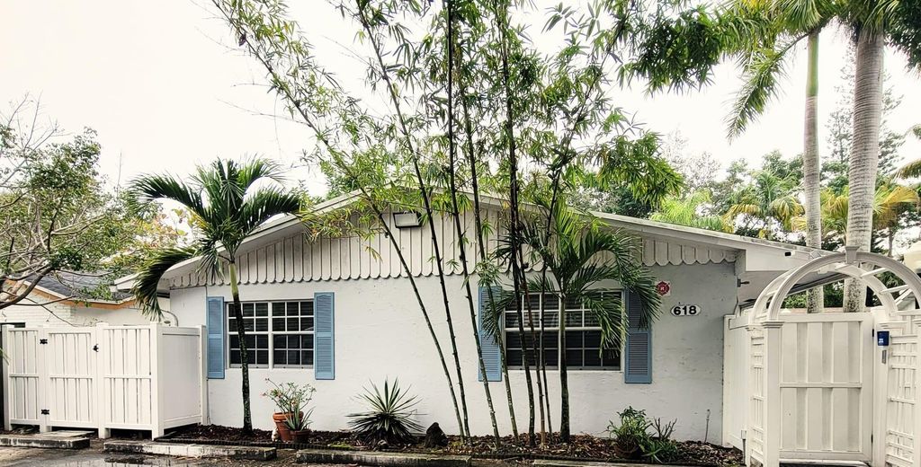 Photo of 618 SW 14th Terrace #4, Fort Lauderdale, FL 33312 (MLS # F10513109)